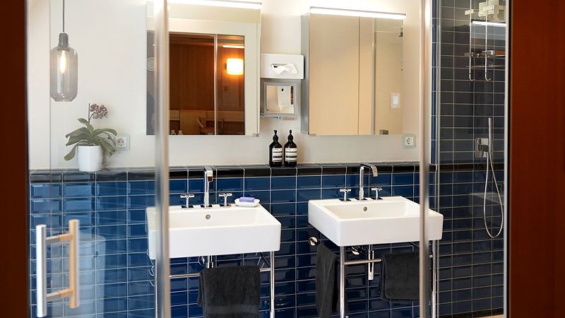 Badezimmer mit zwei Waschbecken