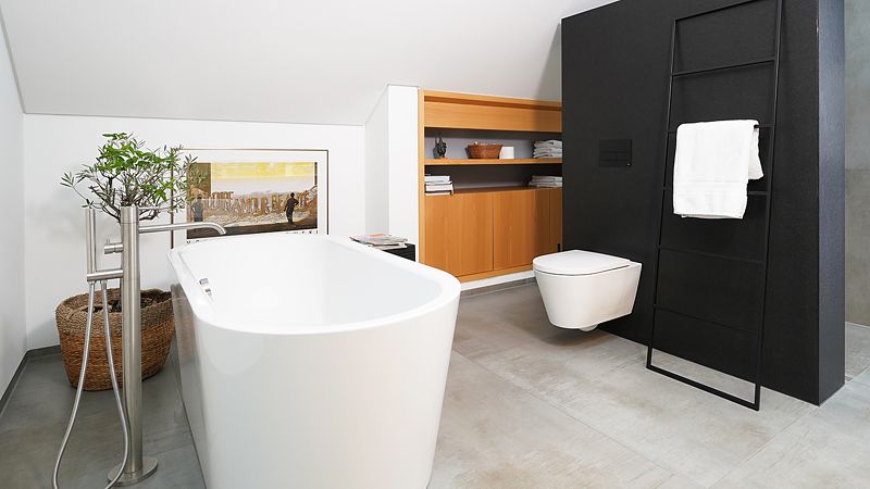 Badezimmer mit weisser freistehender Badewanne