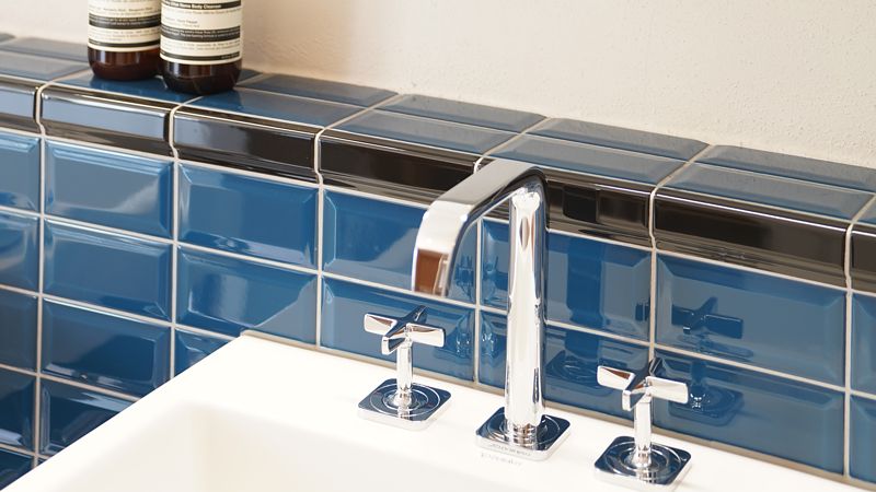 Waschbecken mit moderner Armatur