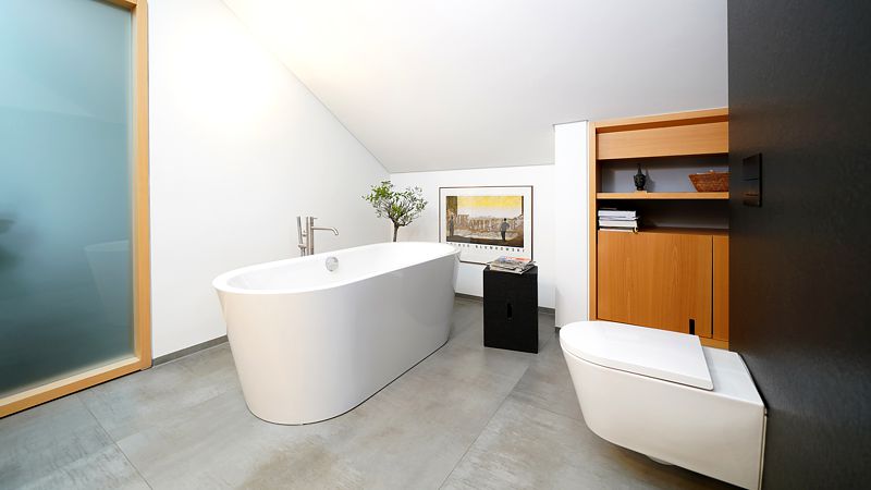 Bad Komplettansicht mit freistehender weisser BAdewanne