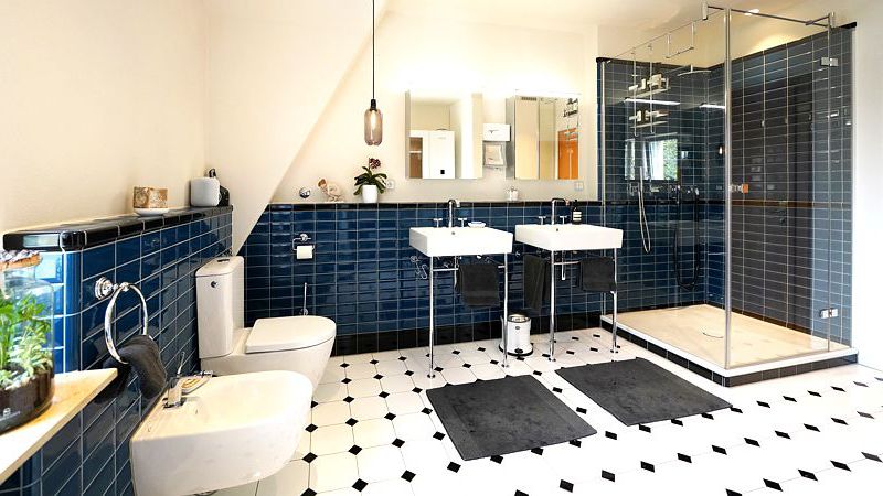 Bad mit zwei Waschbecken, WC und Dusche
