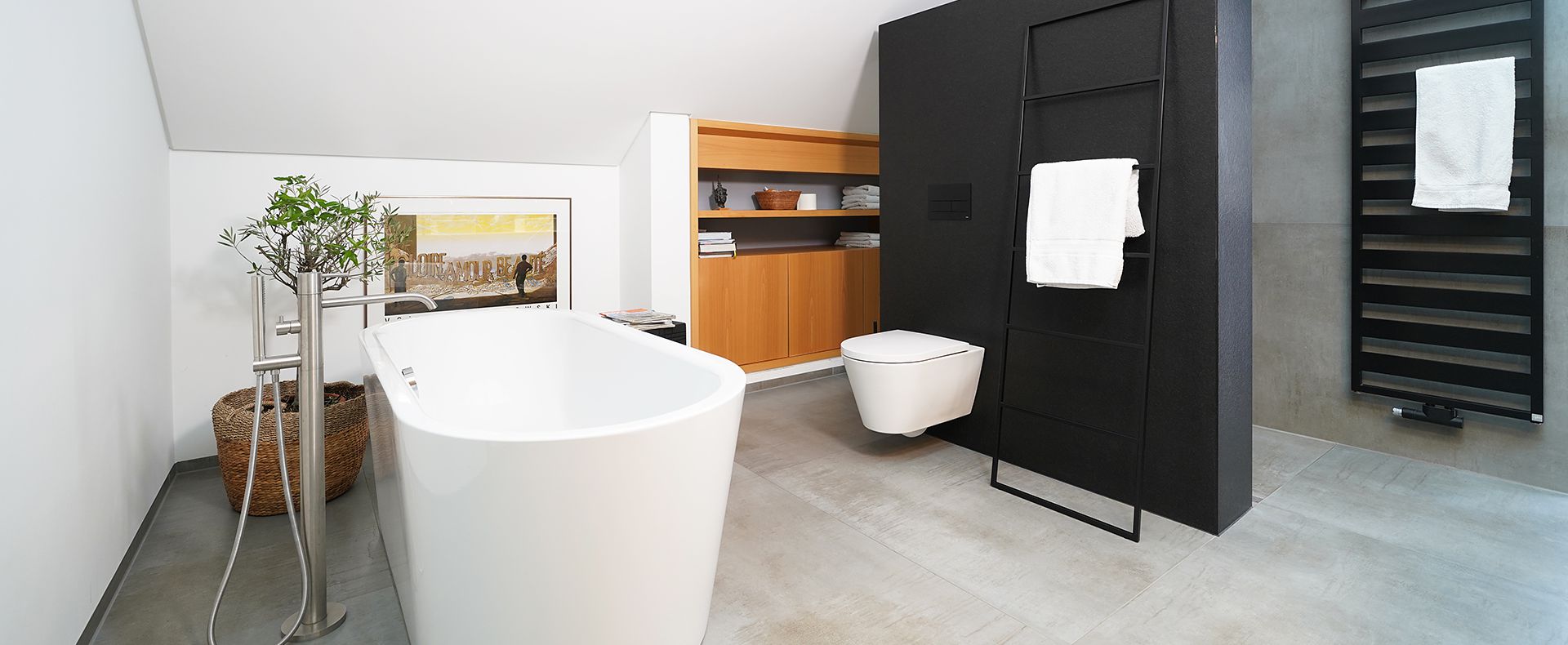 Grosses Badezimmer mit freistehender weisser Badewanne in modernem Design - Referenzen Julmi